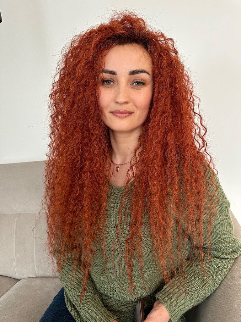 Ryškiai rudi Afro Hair garbanos