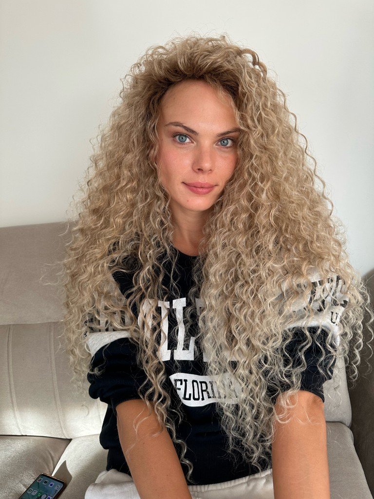 Šviesūs Afro Hair garbanos su apimtimi